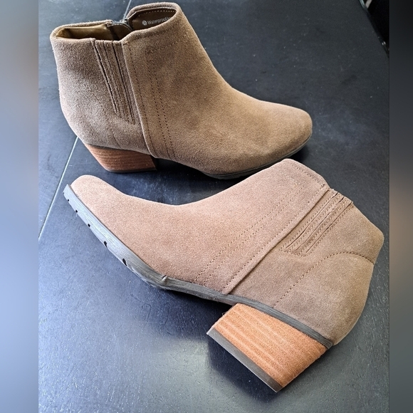 Blondo Chelsea Tan Suede Ankle Bootiel  Size 8.5 - Picture 1 of 12